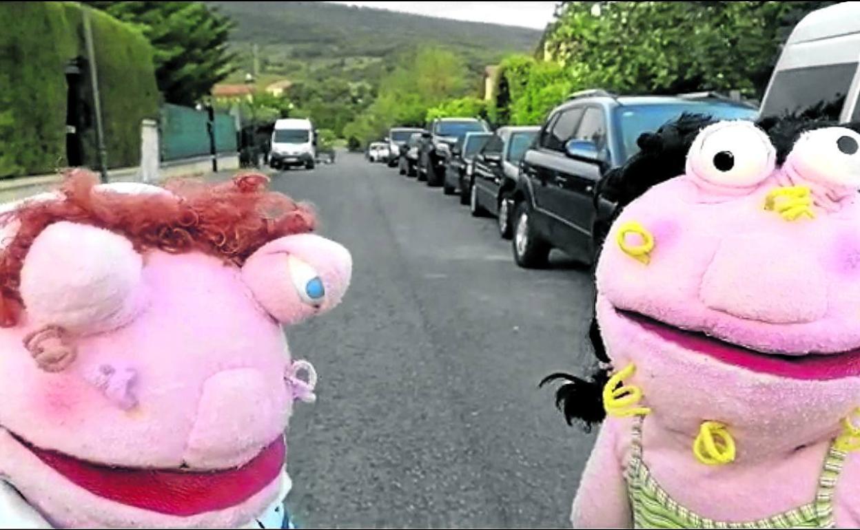 El pelirrojo Bakte y la morena Biru, en uno de los cien episodios que Antton Bastero ha creado en Treviño.