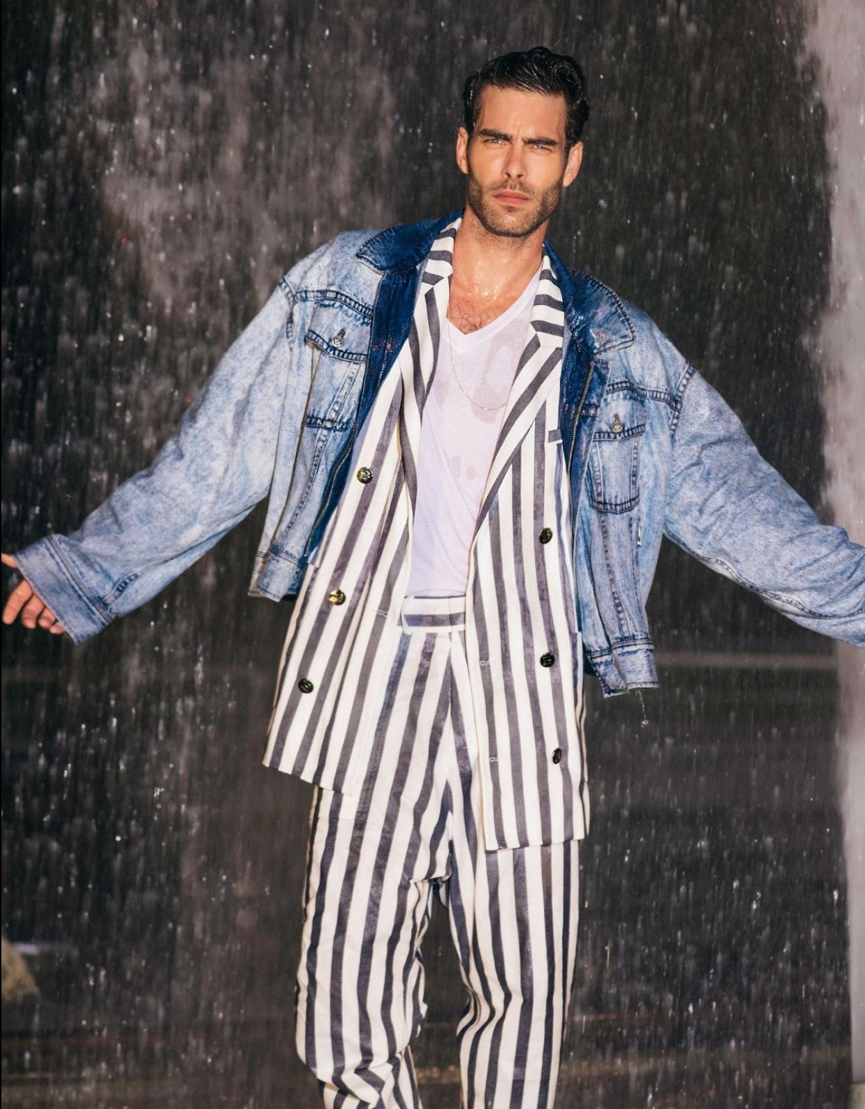 Jon Kortajarena posa bajo una fuente del Parque de Doña Casilda en una imagen que forma parte de la nueva campaña de Balmain.