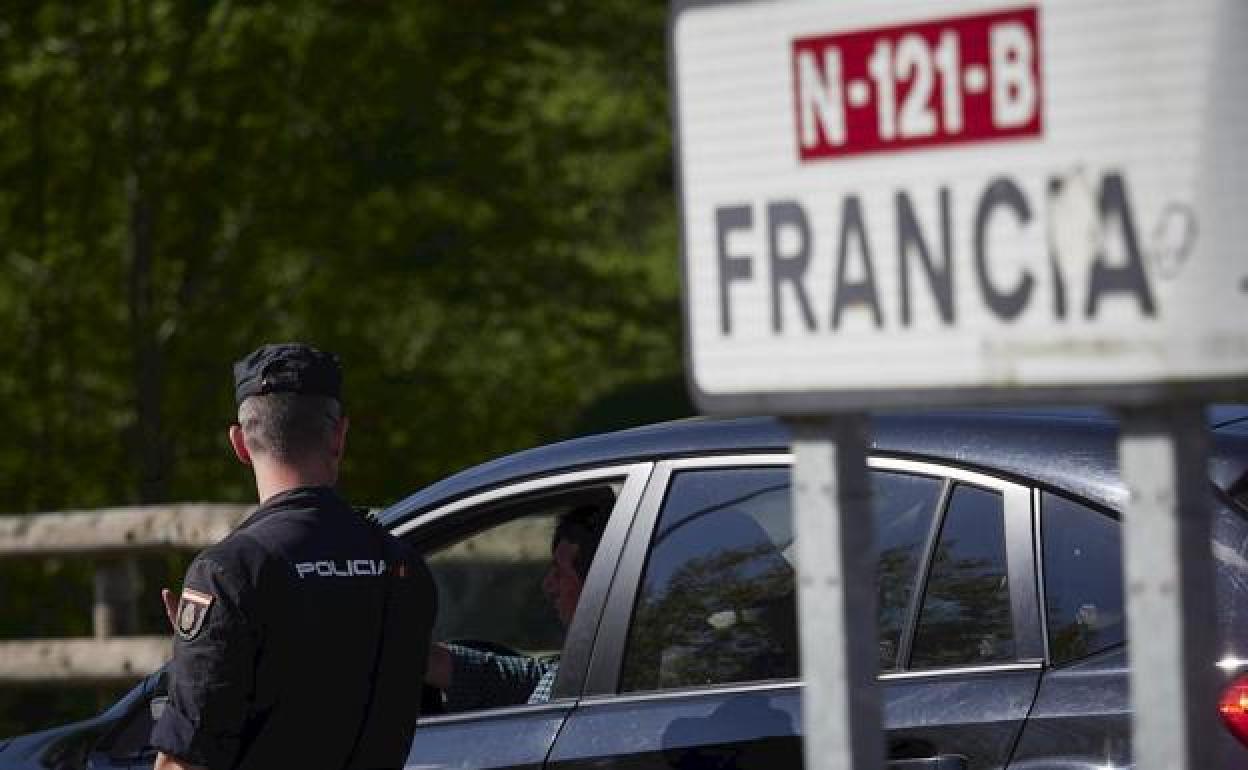 Un policía interroga a un conductor en la frontera navarro-francesa.