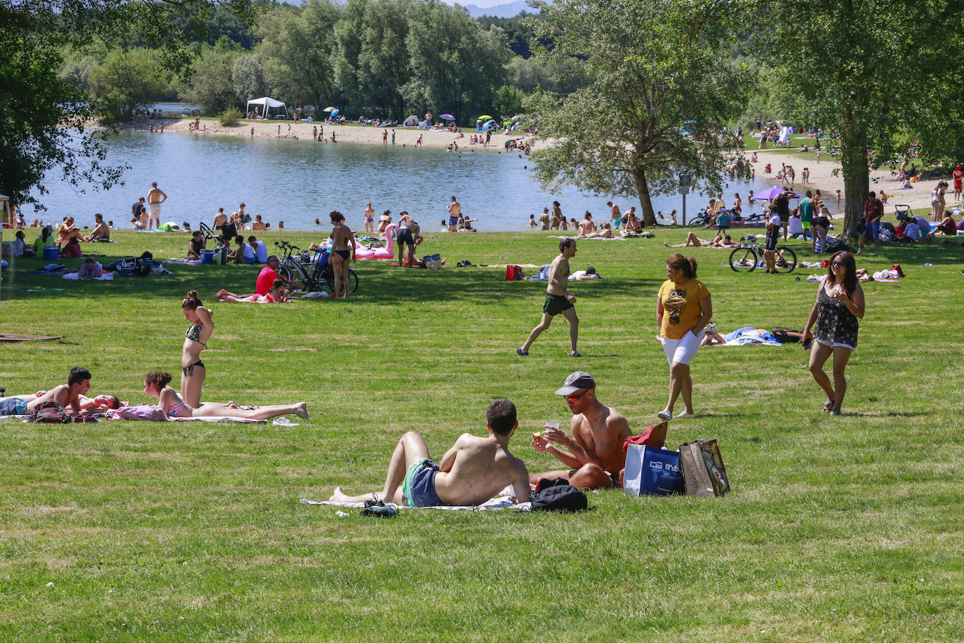 Fotos Miles de bañistas abarrotan las playas de los embalses del