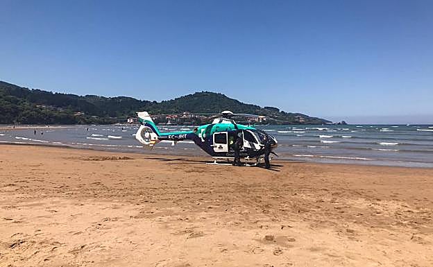 Trasladan en helicóptero a Cruces a un hombre tras ser rescatado del agua en la playa de Laida