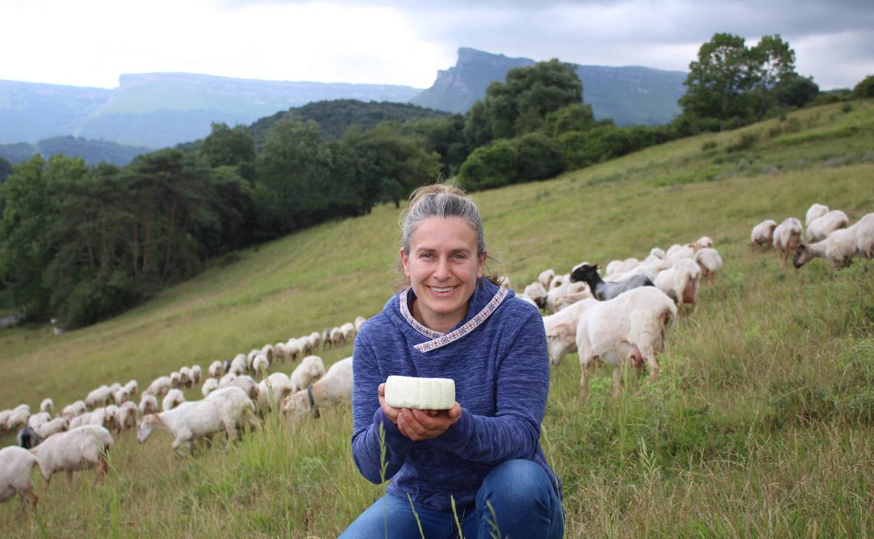 Leire Ibarrola posa en Izoria, junto a su rebaño, que pasta en las faldas de la Sierra Salvada.. 