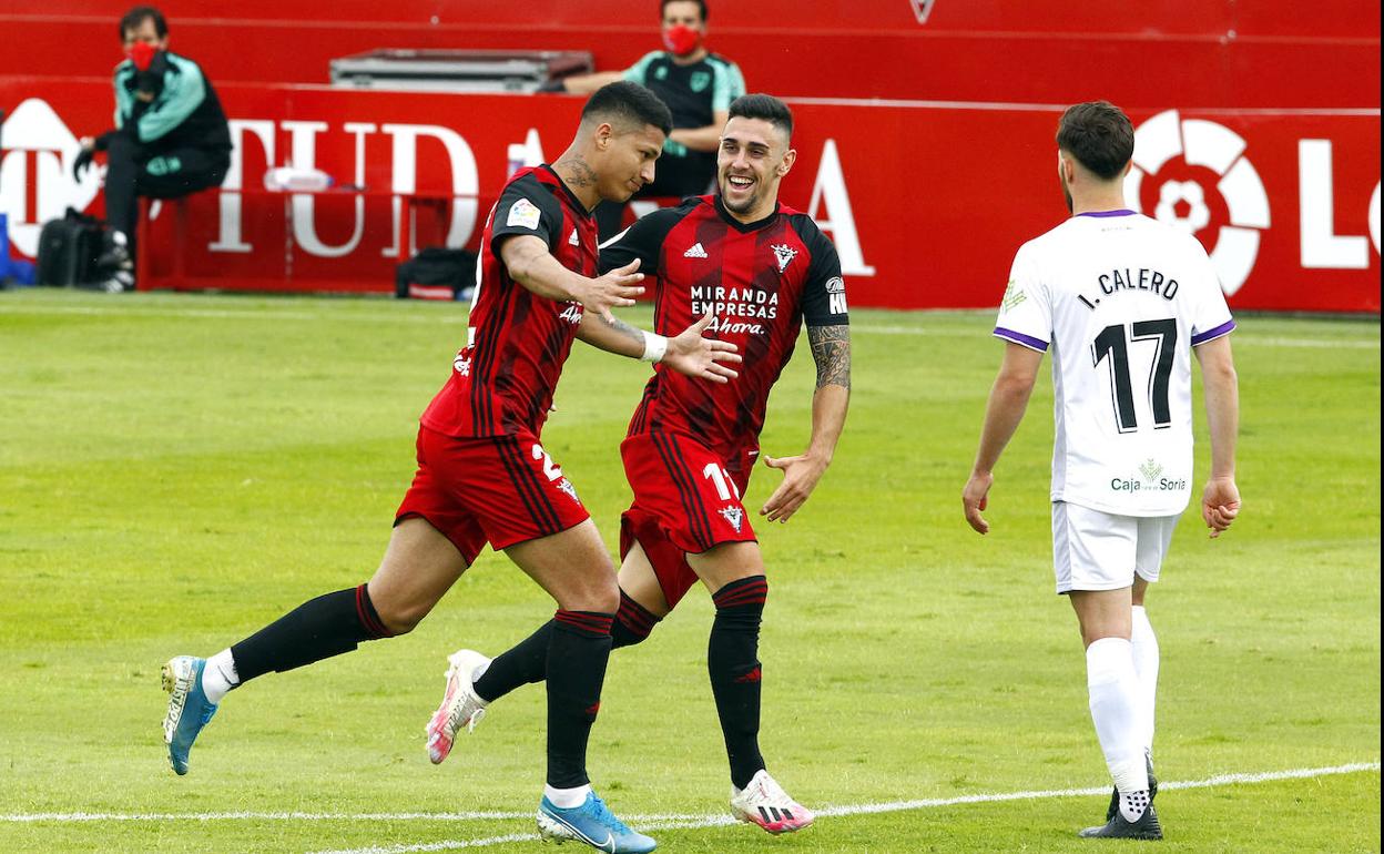 Merquelanz felicita a Marcos André tras abrir el brasileño la cuenta anotadora ante el Numancia, en el primer duelo en Anduva después del parón. 