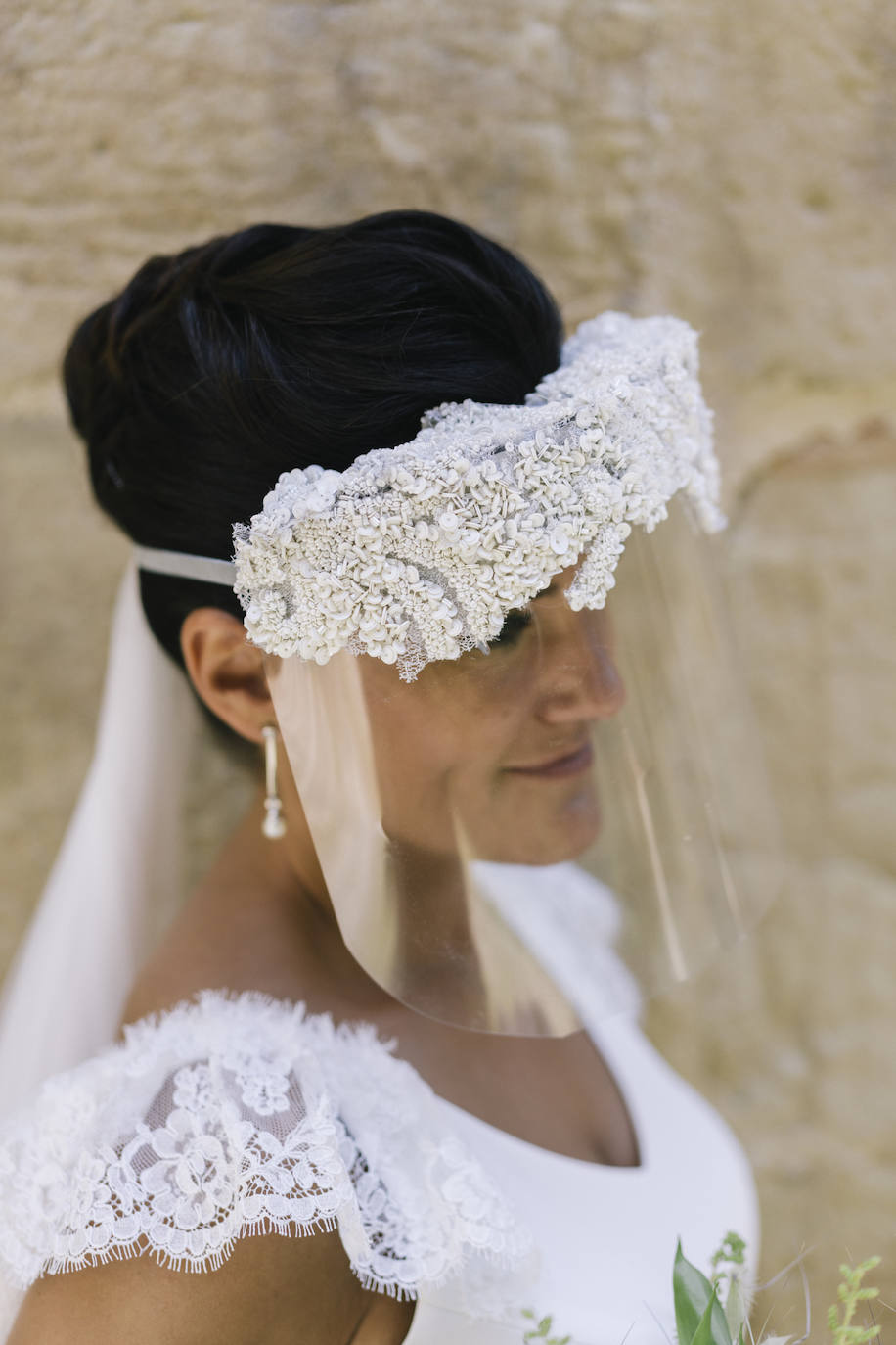 Fotos: Una boda religiosa en Euskadi, sin abrazos y con pantallas protectoras