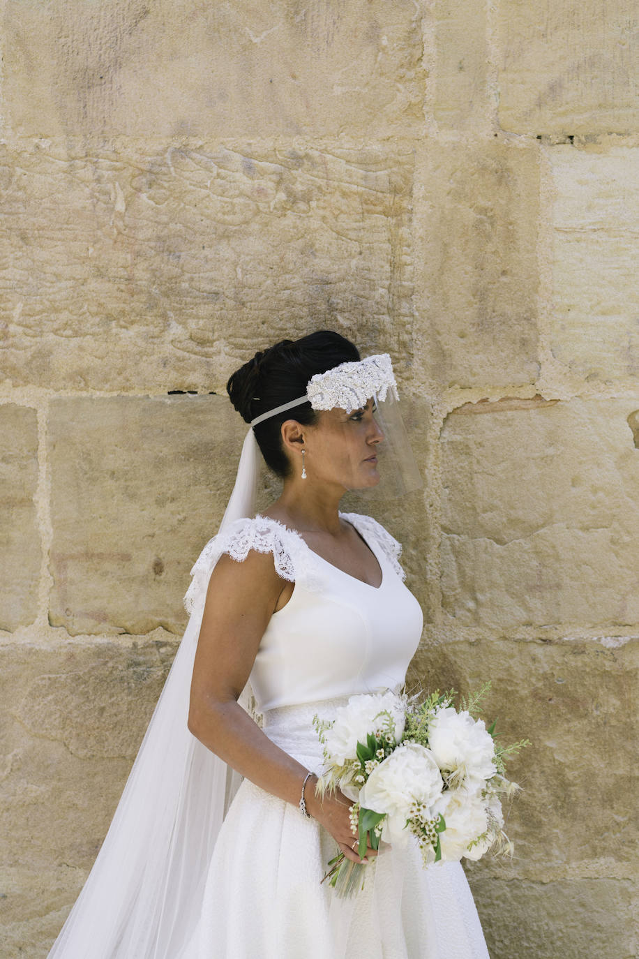Fotos: Una boda religiosa en Euskadi, sin abrazos y con pantallas protectoras