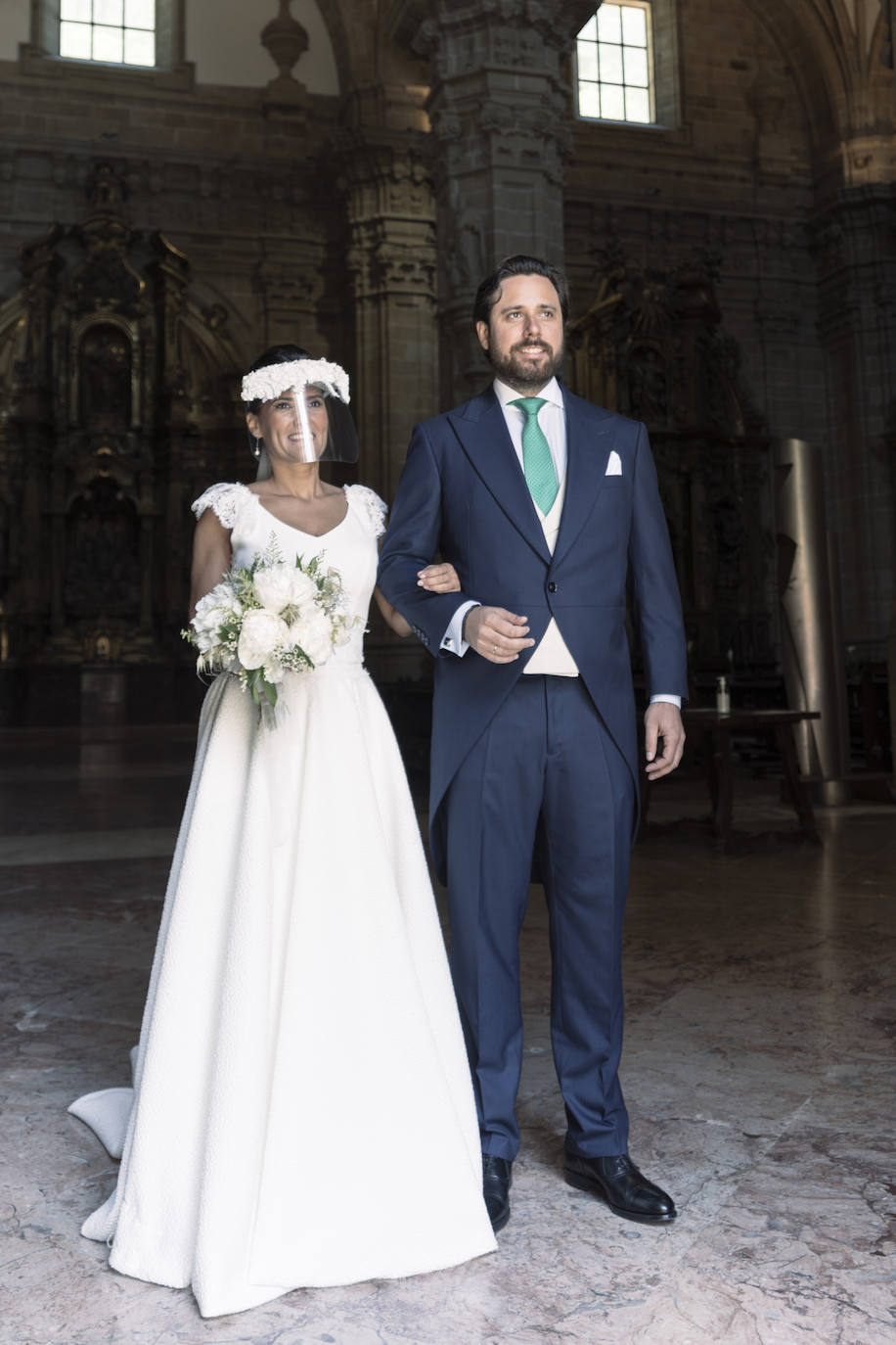 Fotos: Una boda religiosa en Euskadi, sin abrazos y con pantallas protectoras