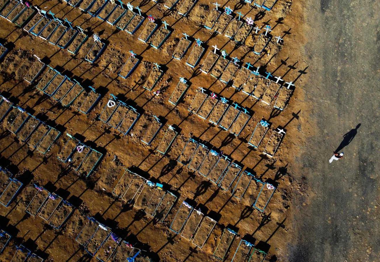 Tumbas por el Covid 19 en el cementerio Nossa Senhora Aparecida en Manaos. Brasil