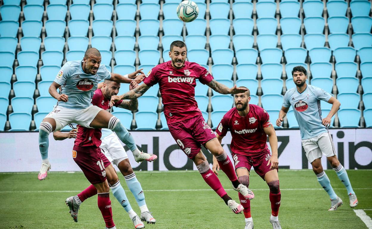 Rafinha y Joselu pugnan por un balón aéreo en Balaídos. 