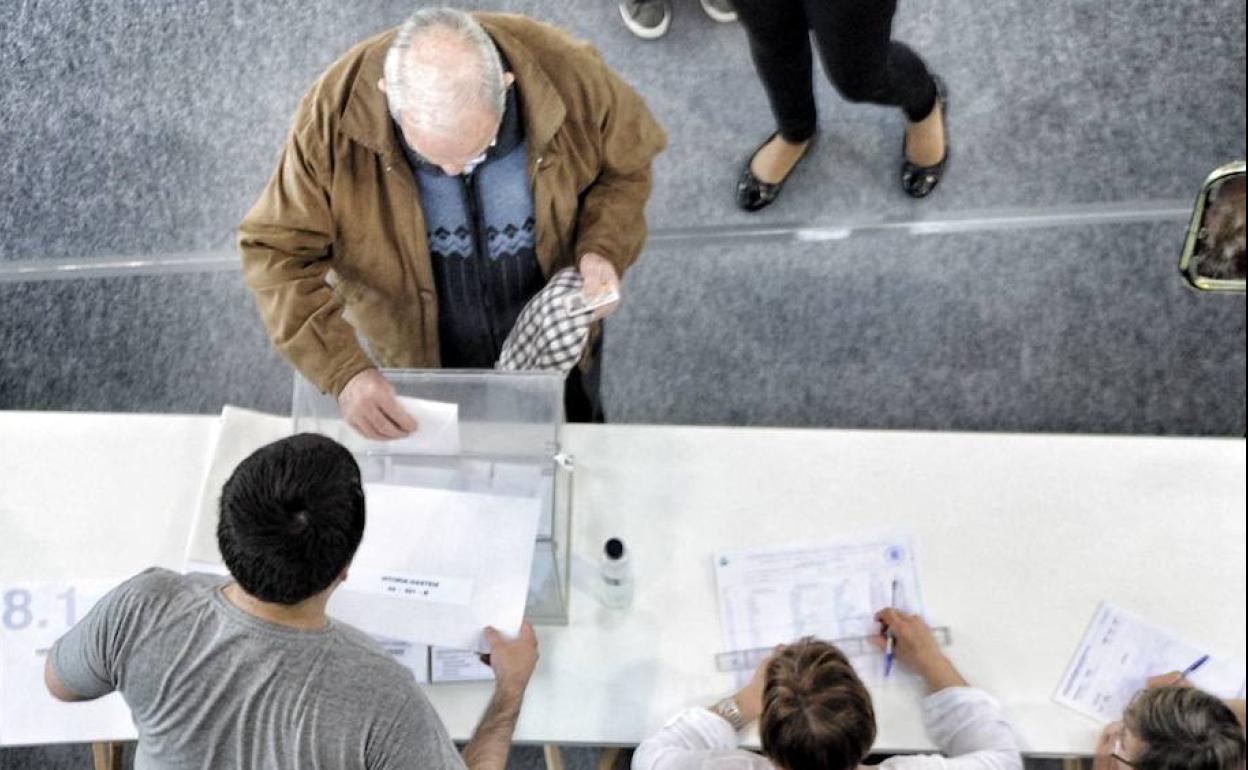 Un ciudadano vota en un colegio electoral de Vitoria.