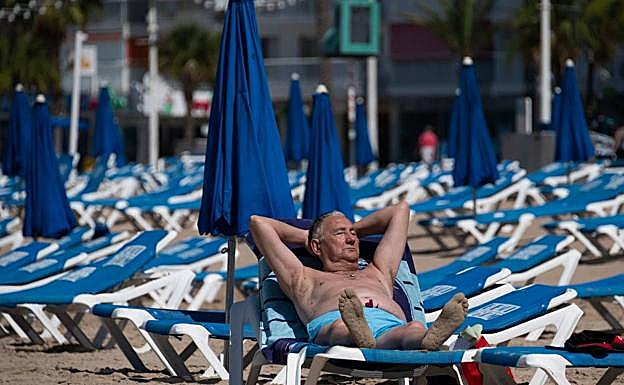 Cientos de hamacas continúan vacías en Benidorm una semana después de la apertura de sus playas