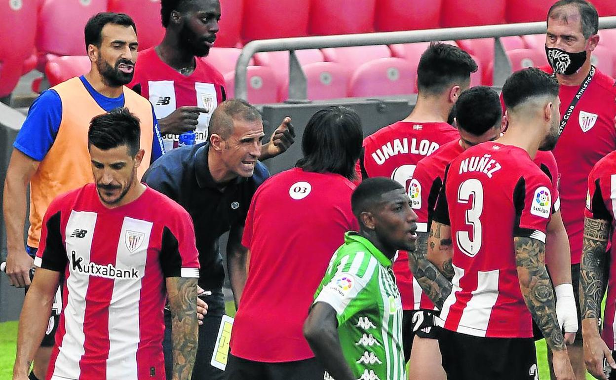 Gaizka Garitano arenga a sus jugadores durante uno de los parones ante el Betis.