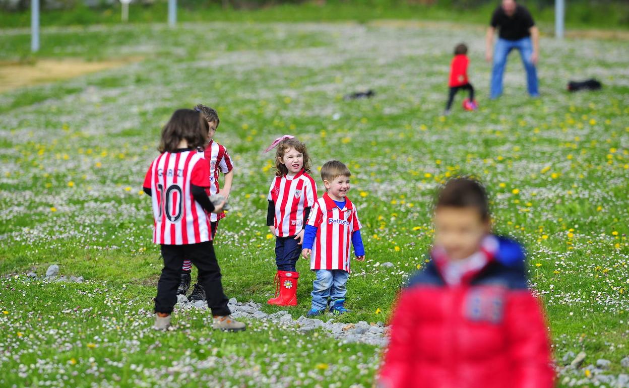 Pequeños aficionados rojiblancos en Lezama en una foto de archivo. 