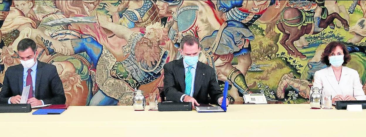 Felipe VI, ayer en la reunión en Zarzuela junto a Pedro Sánchez y la vicepresidenta Carmen Calvo.