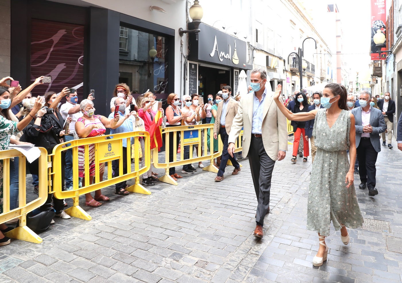 Fotos: Doña Letizia estrena nuevo modelo de alpargatas riojanas y un vestido que puede ser tuyo por 25 euros