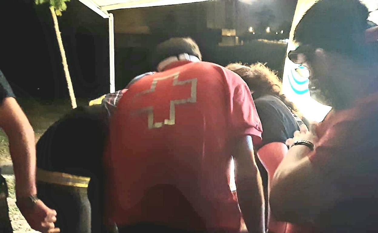 Cruz Roja también participa en la búsqueda del hombre desaparecido. 