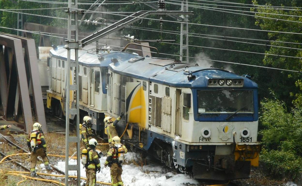 Se incendia una locomotora en el apeadero de Kastrexana y el conductor sale ileso