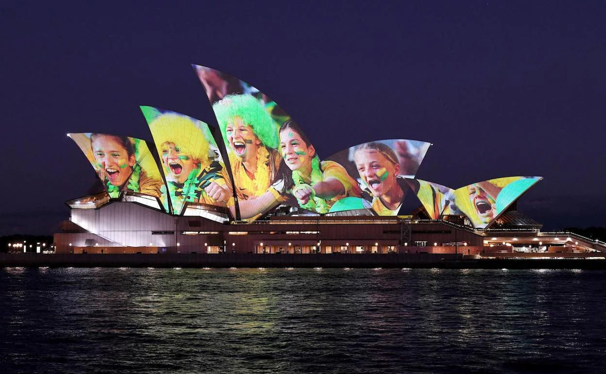 La ópera de Sydney iluminada con aficionados como forma de apoyo a la candidatura conjunta entre Australia y Nueva Zelanda que albergará finalmente el próximo Mundial femenino en 2023. 