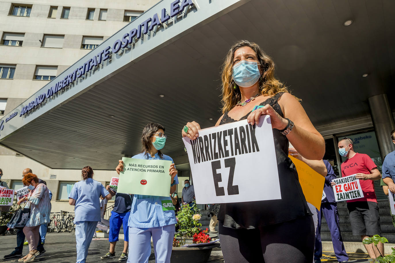 Fotos: Decenas de trabajadores se concentran en Txagorritxu y los centros de salud contra los recortes en Osakidetza