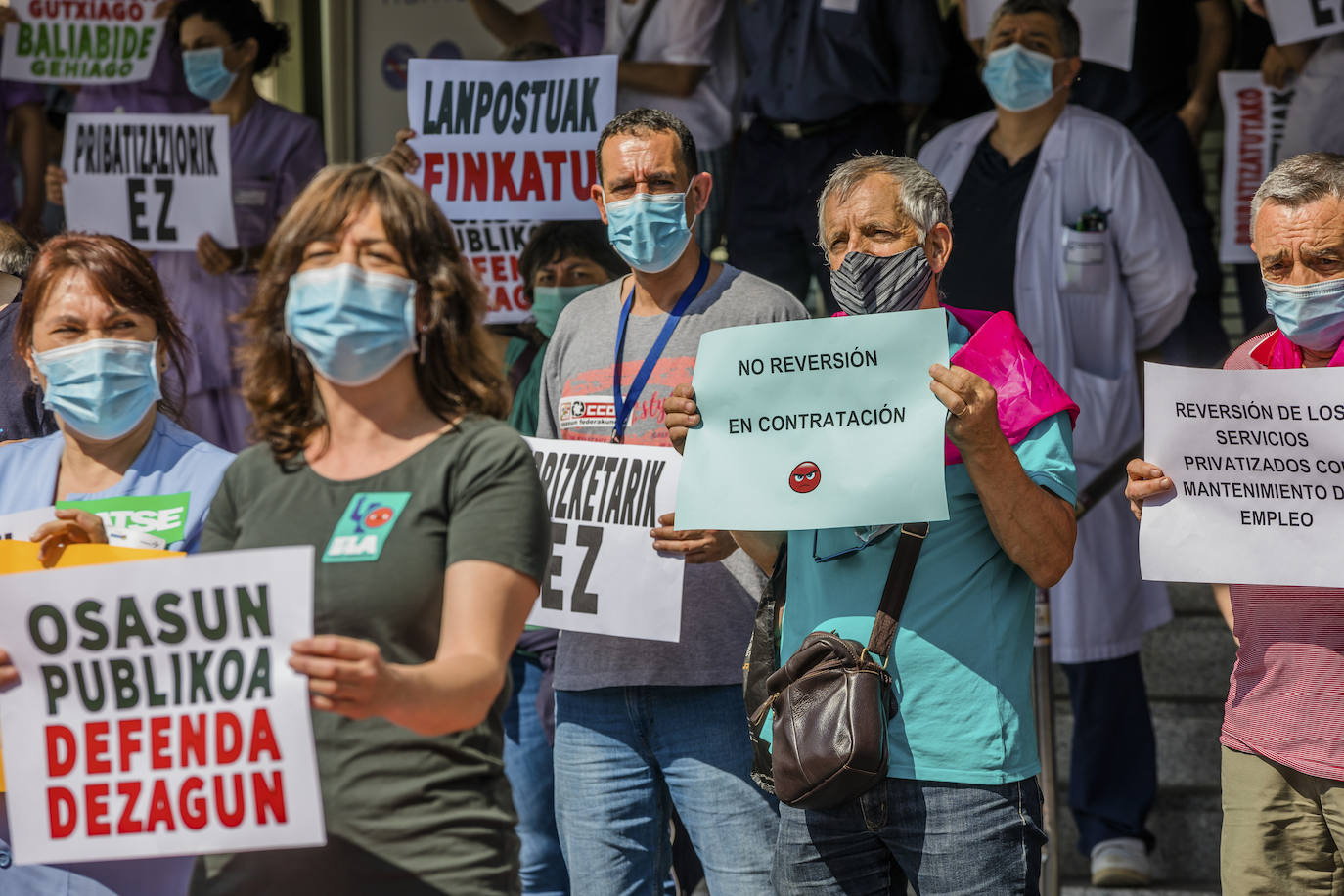 Fotos: Decenas de trabajadores se concentran en Txagorritxu y los centros de salud contra los recortes en Osakidetza