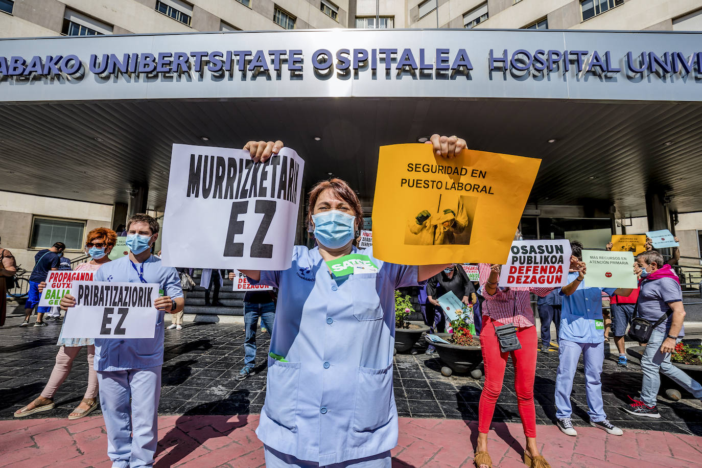 Fotos: Decenas de trabajadores se concentran en Txagorritxu y los centros de salud contra los recortes en Osakidetza