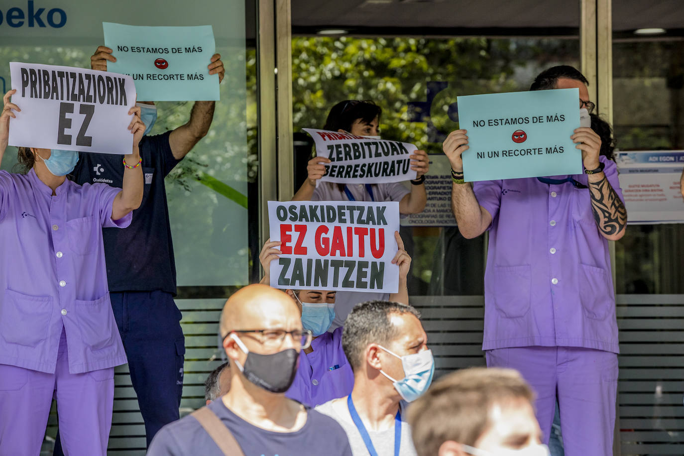 Fotos: Decenas de trabajadores se concentran en Txagorritxu y los centros de salud contra los recortes en Osakidetza