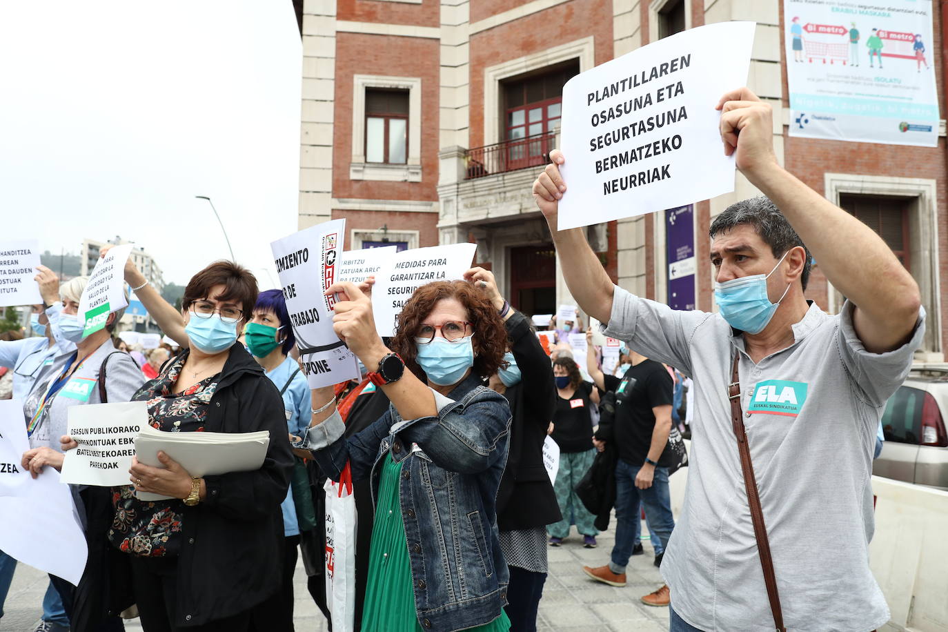 Fotos: Concentración de sanitarios en Basurto