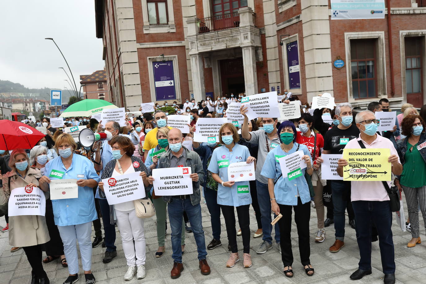 Fotos: Concentración de sanitarios en Basurto