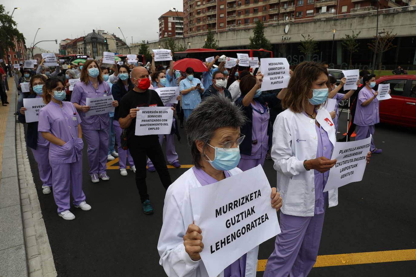 Fotos: Concentración de sanitarios en Basurto