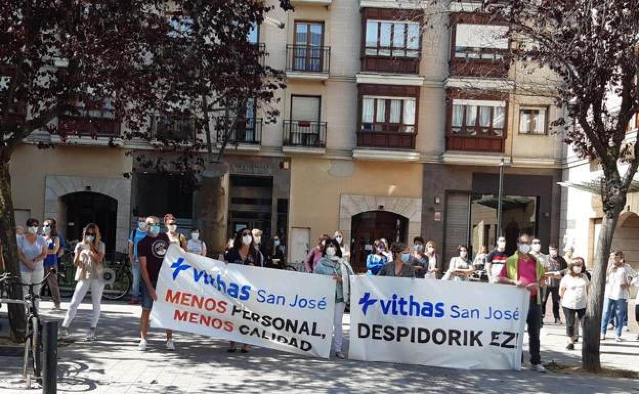 Protesta frente al hospital Vithas San José, en Vitoria.
