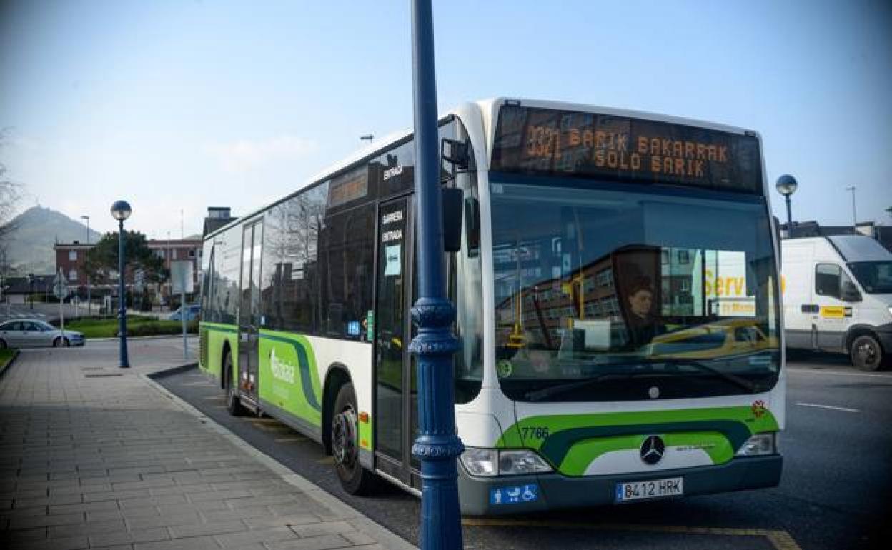 Detenidos dos jóvenes en Lemoa por intentar agredir al chófer de un autobús que les recordó el uso de la mascarilla