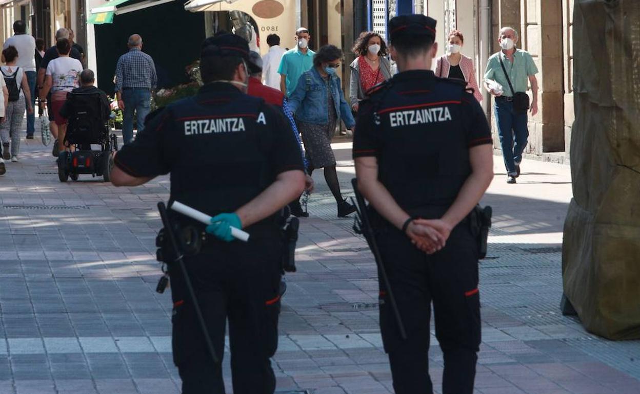 Agentes de la Ertzaintza, de patrulla por Vitoria. 