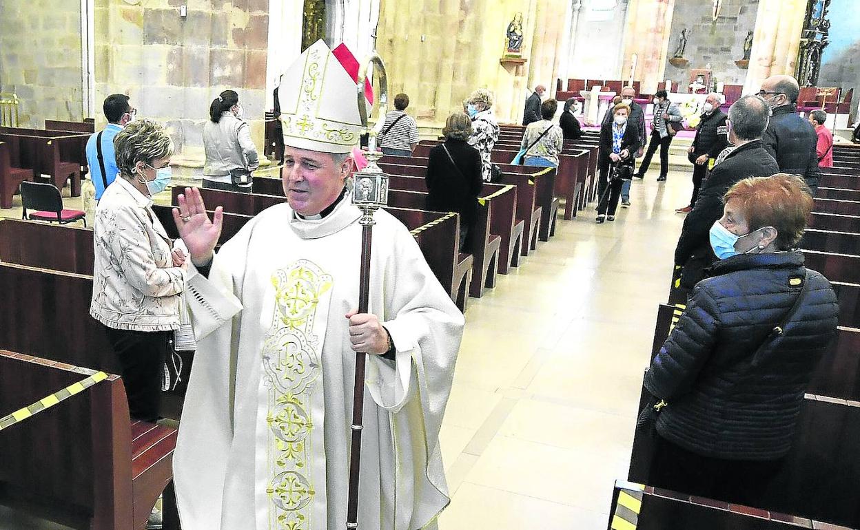 El obispo de Bilbao, Mario Iceta, en la reapertura de las ceremonias religiosas en la Catedral de Santiago.