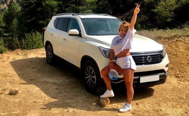 Lydia Valentín posando con el coche de una de las marcas que patrocinan a varios olímpicos. 