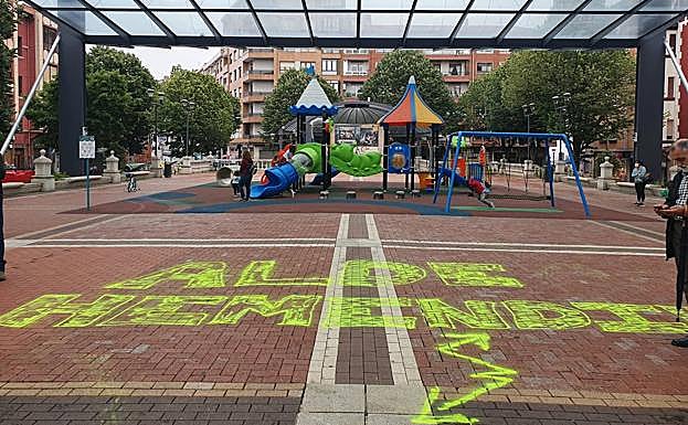 Imagen principal - Los incidentes en el acto de Vox en Sestao empañan el inicio de la campaña