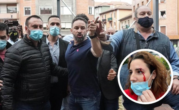 Abascal se encara con algunos radicales que le lanzaron piedras. A la derecha, De Meer tras recibir la pedrada.