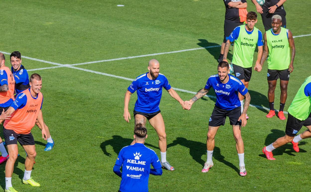 Laguardia y Joselu, en el centro, en el último entrenamiento. 