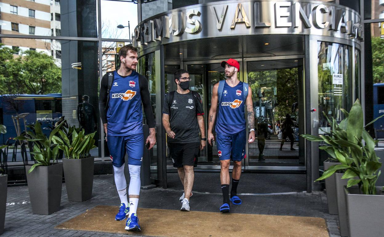 Los jugadores salen del hotel hacia el entrenamiento.