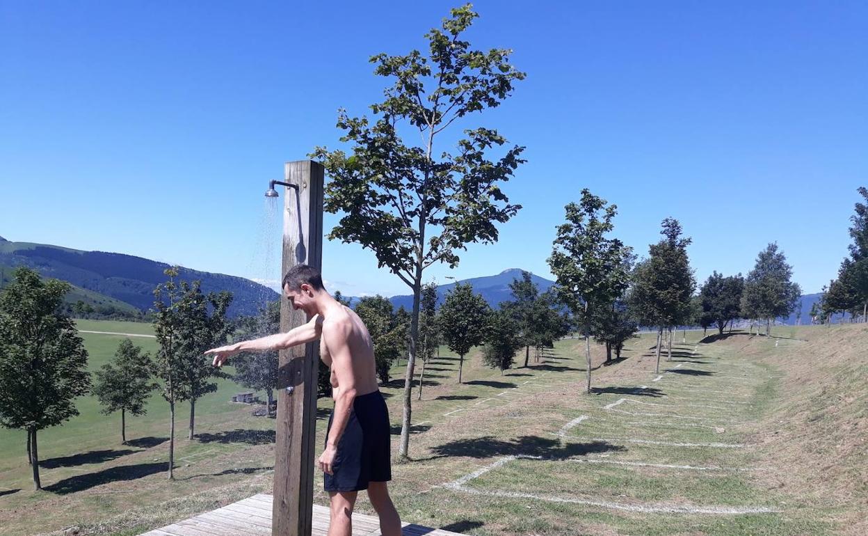 Un joven enciende una de las duchas del monte Arraiz.