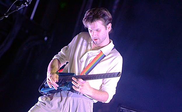 Josu, con su guitarra sin clavijero. 