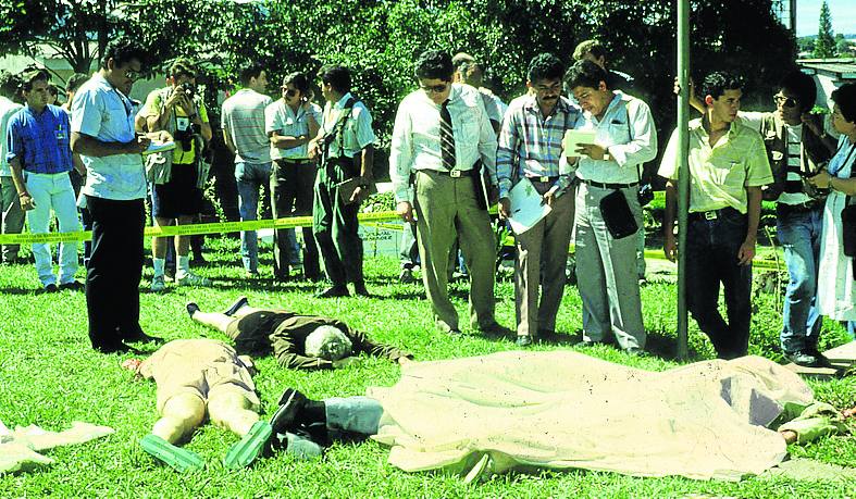 Los cuerpos de los asesinados en la UCA, entre ellos el sacerdote vasco.