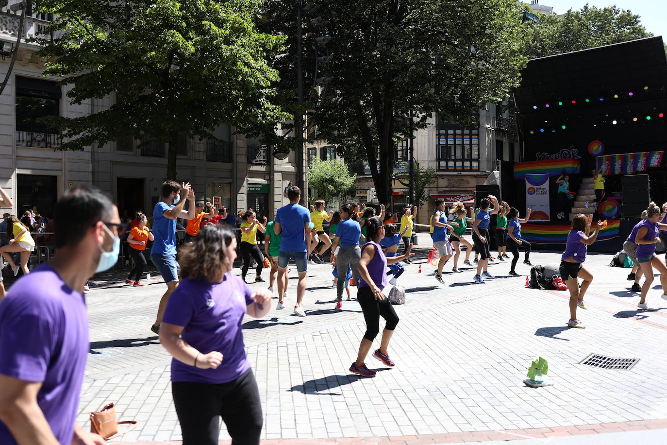 Fotos: El Orgullo llena de música la Gran Vía de Bilbao