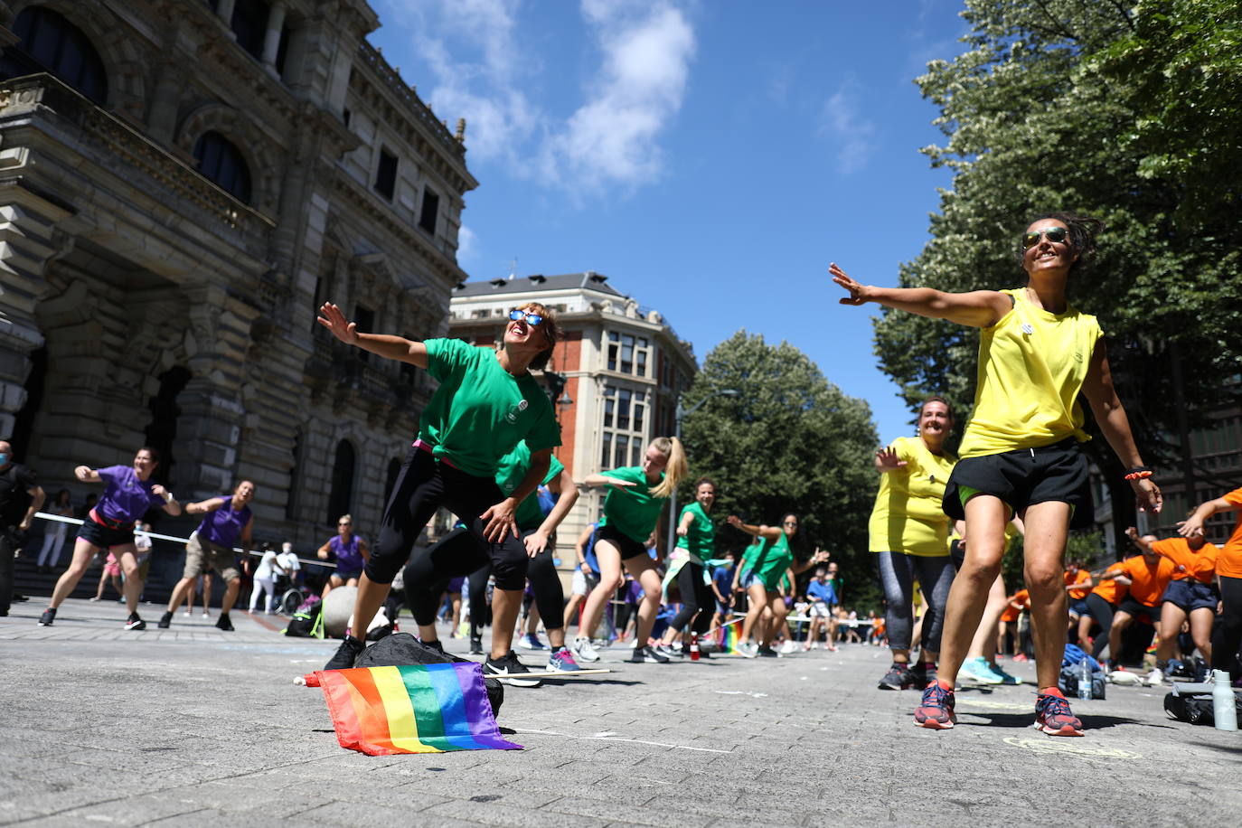 Fotos: El Orgullo llena de música la Gran Vía de Bilbao