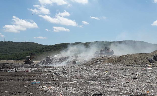 Dos máquinas trabajan en el vertedero de Gardélegui para sofocar el incendio. 