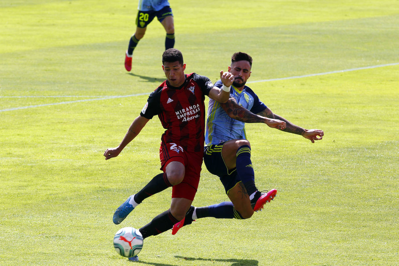 El rojillo Marcos André disputa un balón con Darwin Núñez. 