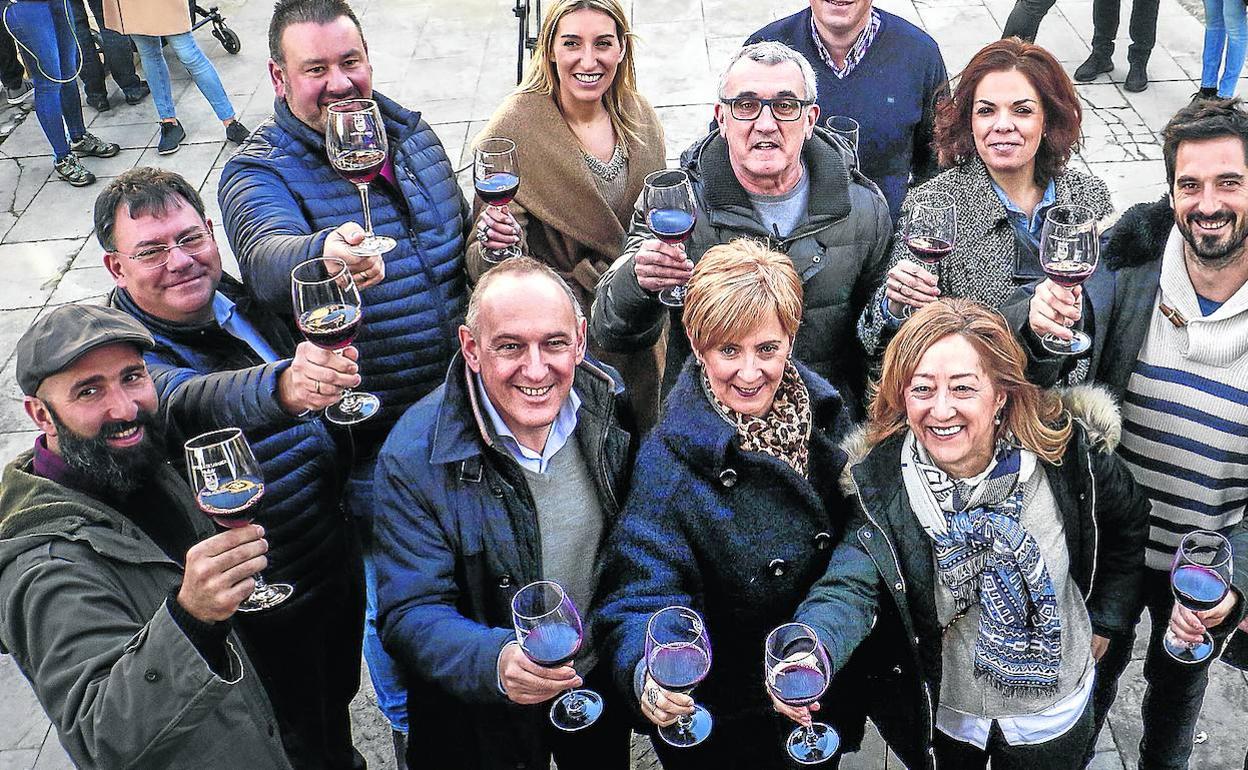 Ramiro González, Arantxa Tapia y Pilar García Salazar brindan con otros cargos del PNV y del PSE en una feria en Lapuebla de Labarca.