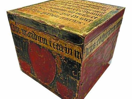 La caja de madera de roble que Carlos III ordenó fabricar en 1404 para acoger el corazón de su progenitor.