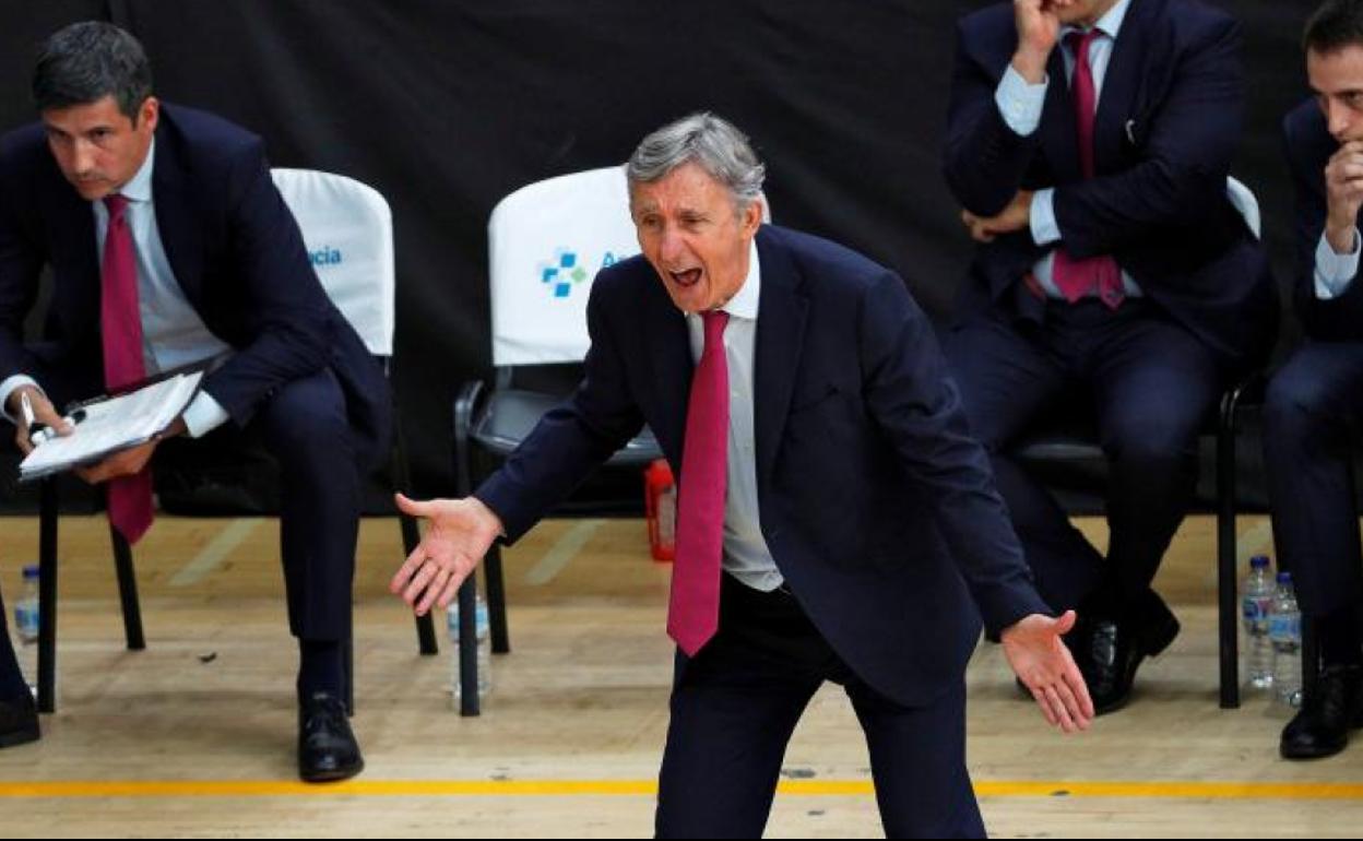 Pesic da instrucciones a sus hombres en la fase final.