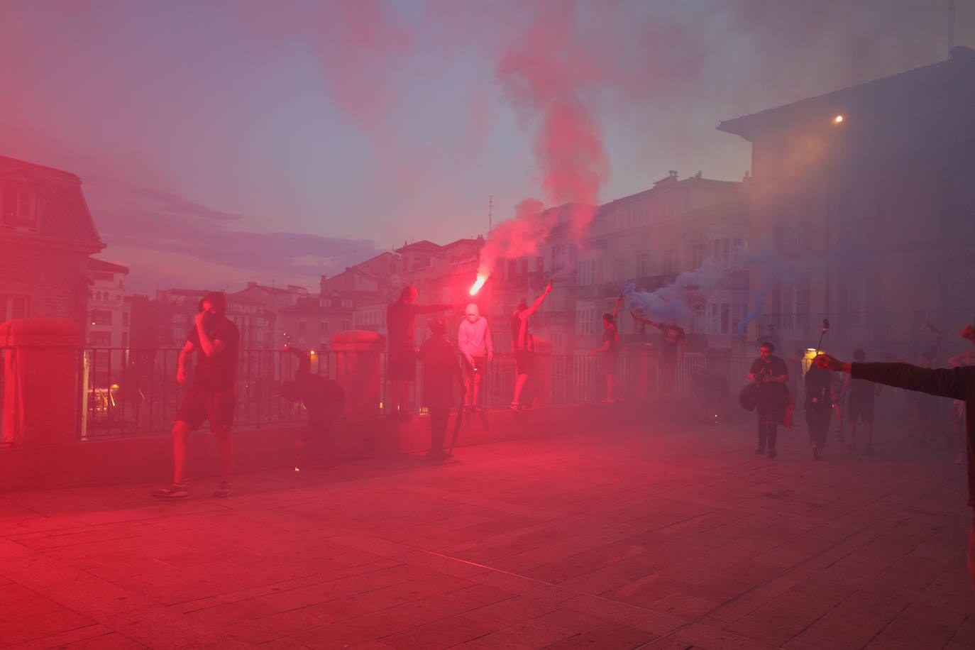 La fiesta del baloncesto, en los bares y las calles de Vitoria. 
