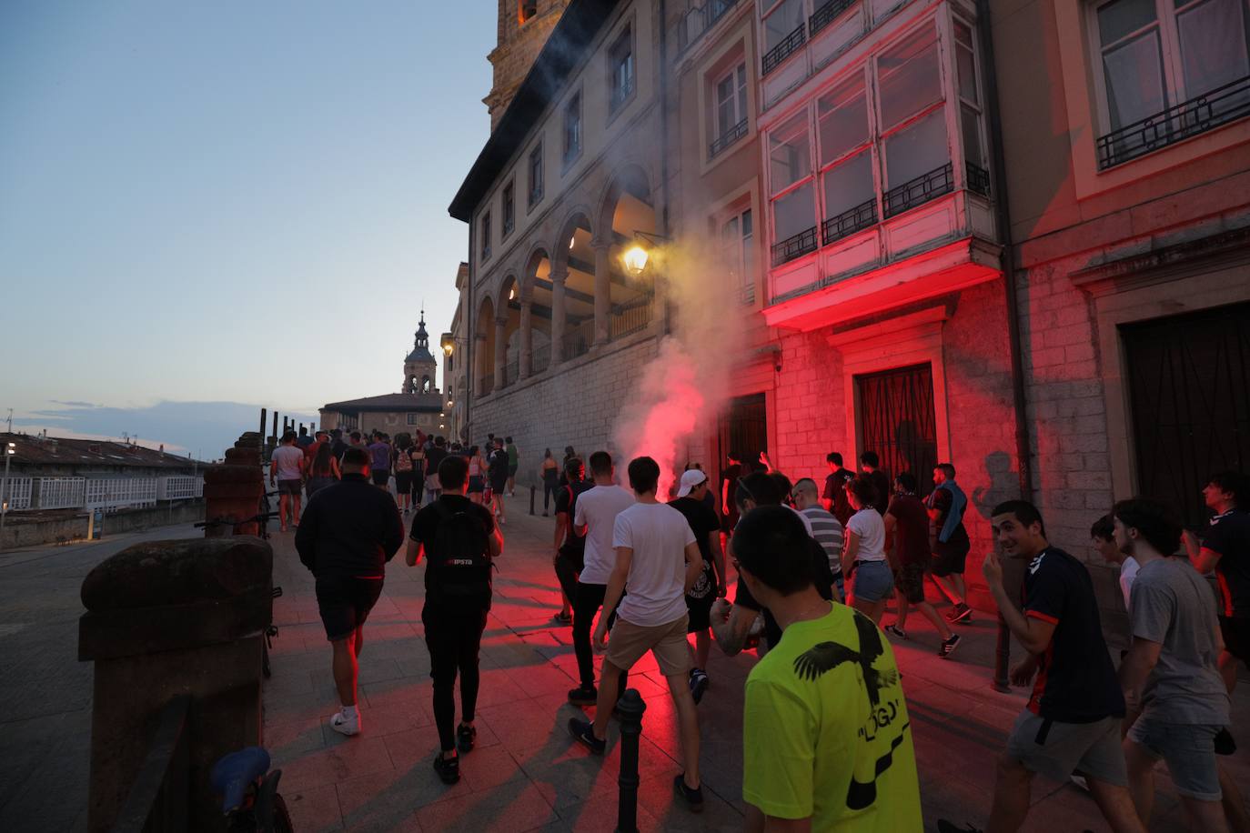 La fiesta del baloncesto, en los bares y las calles de Vitoria. 