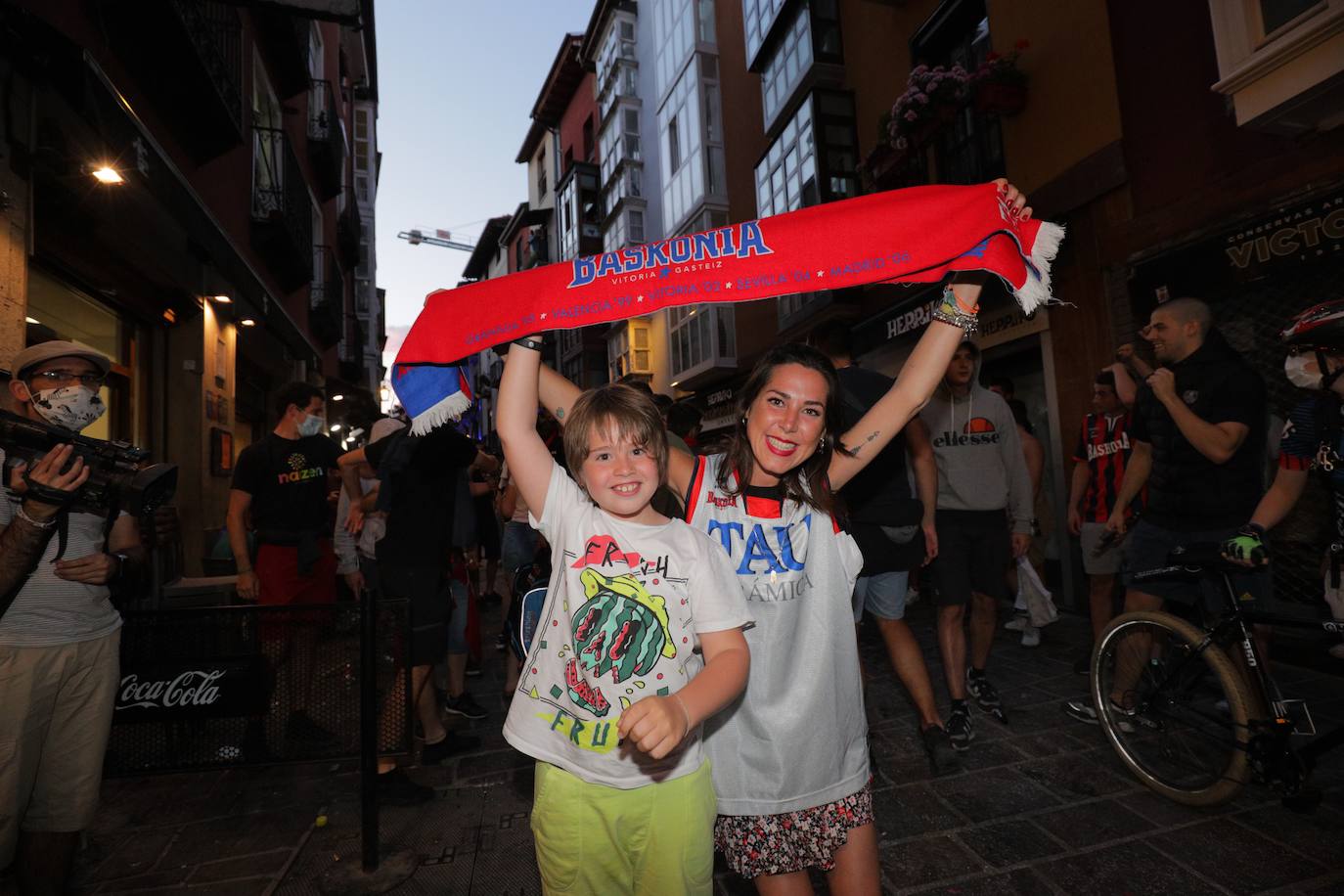La fiesta del baloncesto, en los bares y las calles de Vitoria. 